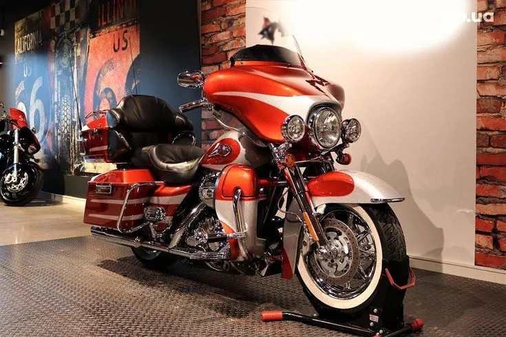 Harley-Davidson FLHTCU Image 7